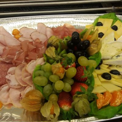 Fleisch-, Käse- und Obstplatten